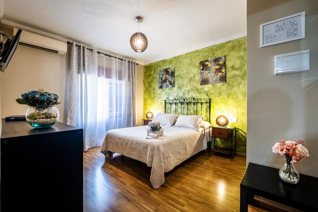 Otra vista de la cama doble de la Habitación Doble Básica