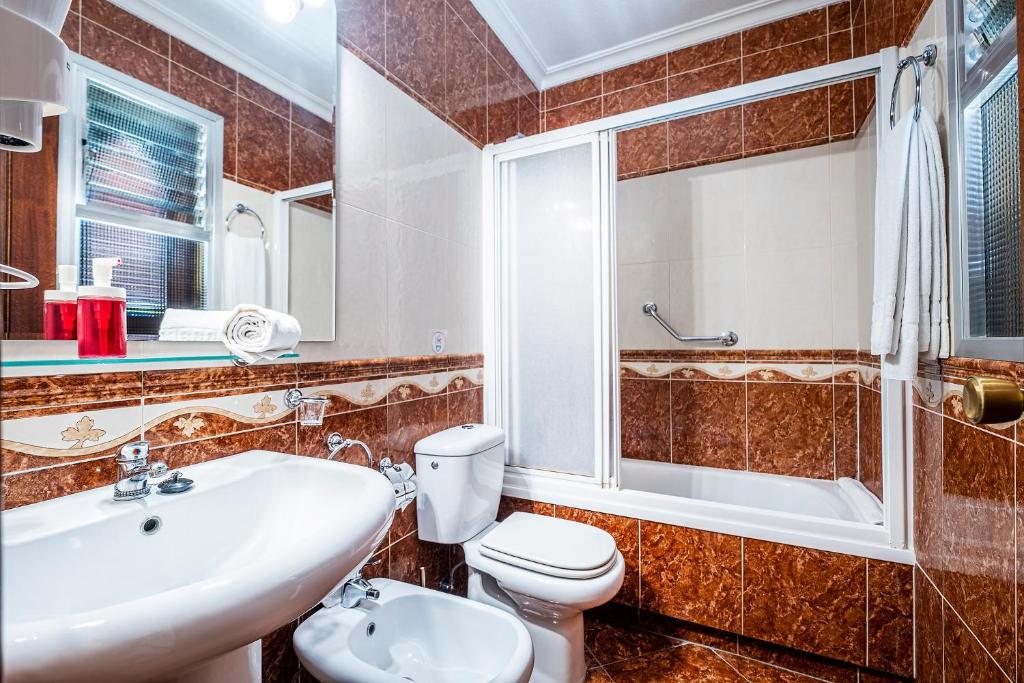 Baño privado con bañera de la Habitación Doble Básica