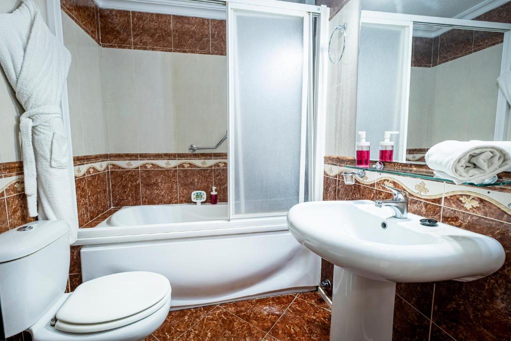 Baño privado con bañera de la Habitación Doble Superior